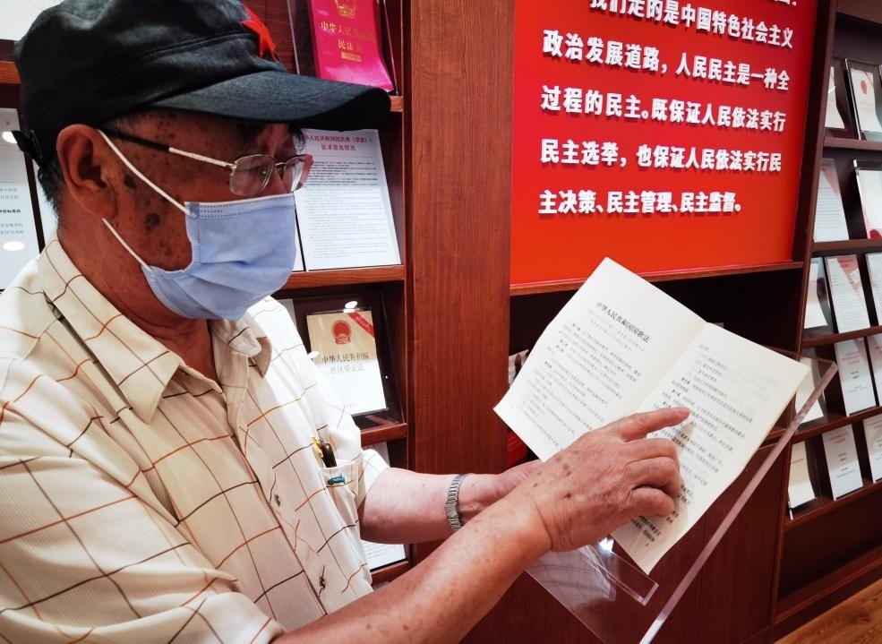 夏云龍給記者展示國歌法修改的內(nèi)容。人民網(wǎng)記者 唐小麗攝