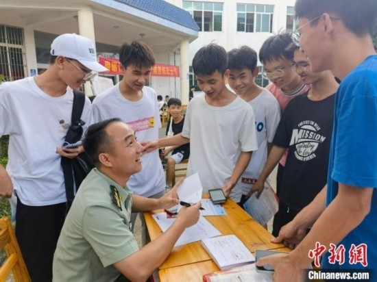 專武干部在講解相關(guān)政策。韋碩 攝