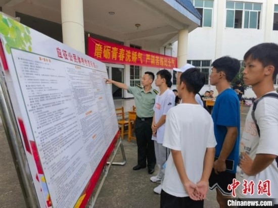 專武干部在講解應(yīng)征體檢標準。韋碩 攝