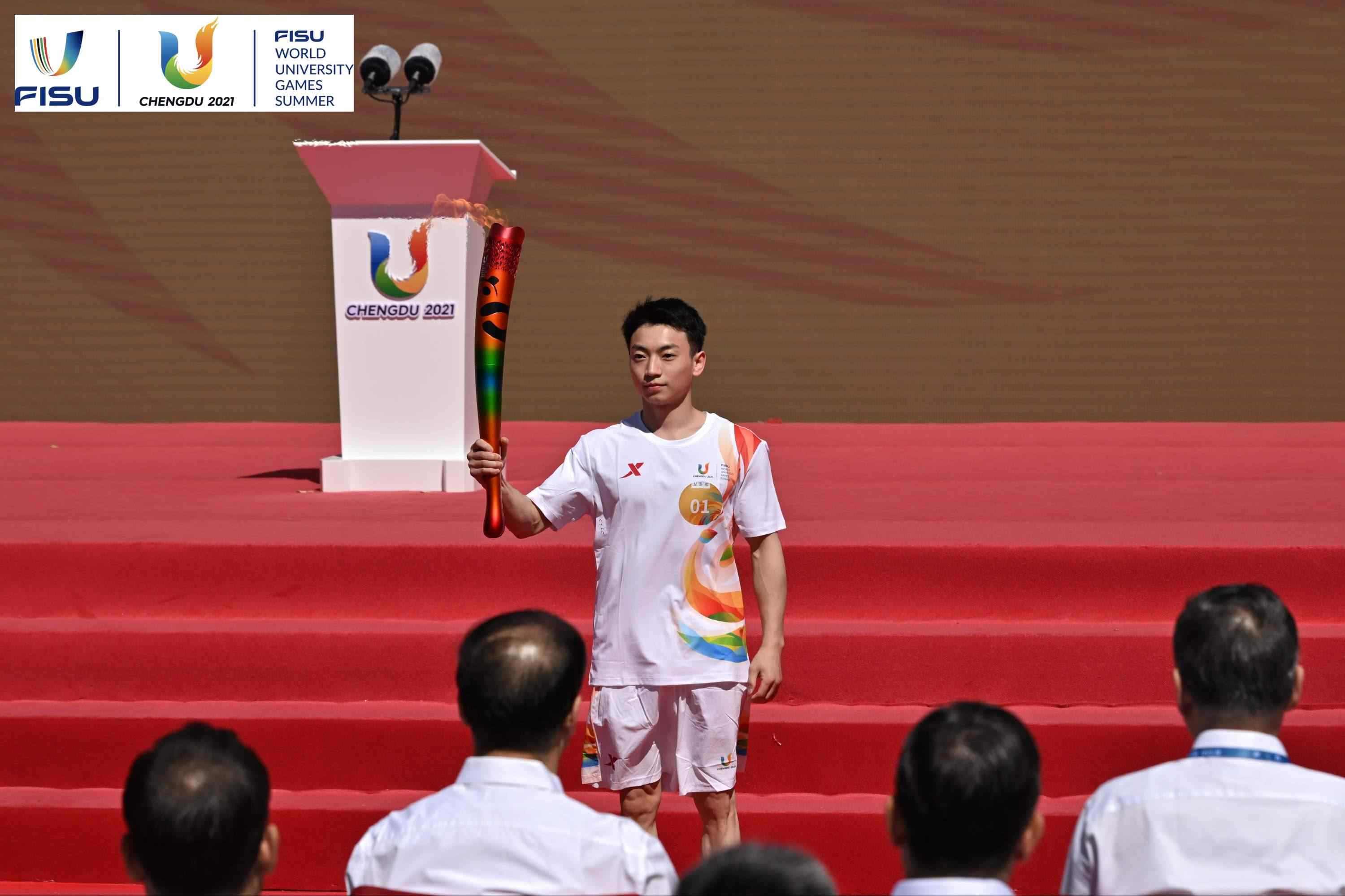 成都大運會火炬手、奧運冠軍鄒敬園高舉火炬。 圖片來源：成都大運會執(zhí)委會供圖