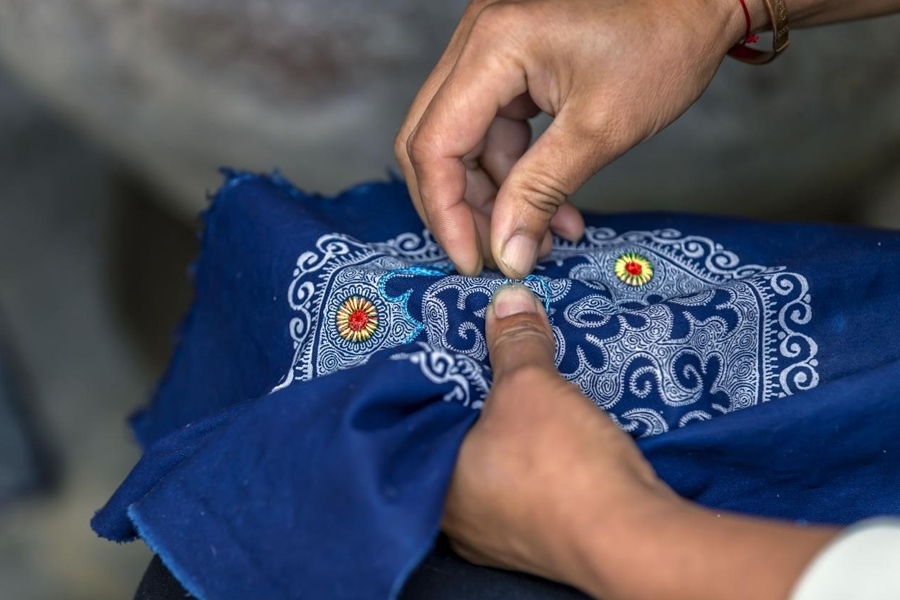 在貴州省黔西市新仁苗族鄉(xiāng)化屋村，村民在制作苗繡。新華社記者 范暉 攝