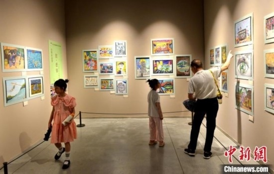 圖為家長帶著孩子參觀展覽。呂明 攝