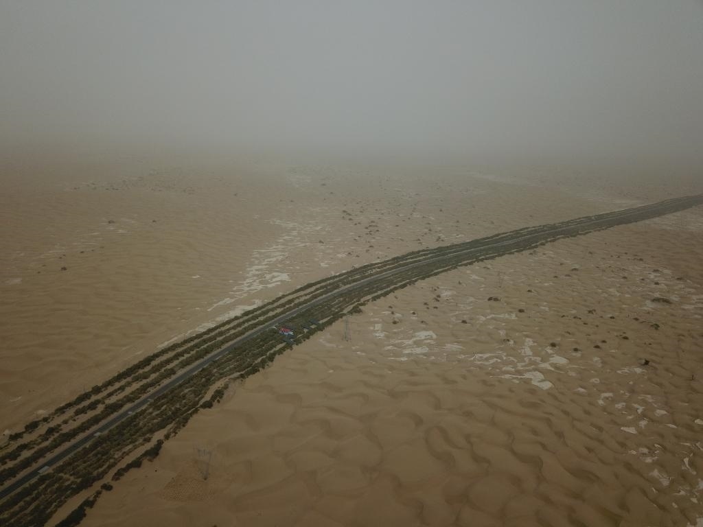 這是2019年8月12日拍攝的塔里木沙漠公路兩側(cè)的綠色屏障（無人機照片）。新華社記者宿傳義攝