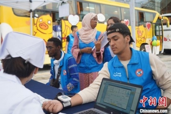 6月13日，在第20個(gè)世界獻(xiàn)血者日前夕，20名在贛留學(xué)生組團(tuán)前往血站獻(xiàn)血。吳迪 攝