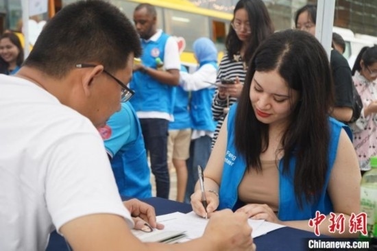 6月13日，在第20個(gè)世界獻(xiàn)血者日前夕，20名在贛留學(xué)生組團(tuán)前往血站獻(xiàn)血。吳迪 攝