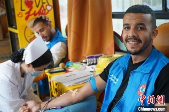 6月13日，在第20個(gè)世界獻(xiàn)血者日前夕，20名在贛留學(xué)生組團(tuán)前往血站獻(xiàn)血。吳迪 攝