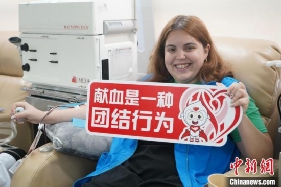 6月13日，在第20個(gè)世界獻(xiàn)血者日前夕，20名在贛留學(xué)生組團(tuán)前往血站獻(xiàn)血。吳迪 攝