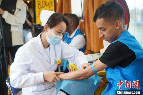 6月13日，在第20個(gè)世界獻(xiàn)血者日前夕，20名在贛留學(xué)生組團(tuán)前往血站獻(xiàn)血。吳迪 攝