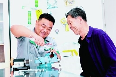 上流佳苑社區(qū)便民服務中心維修師傅李磊為社區(qū)居民提供服務。資料圖片