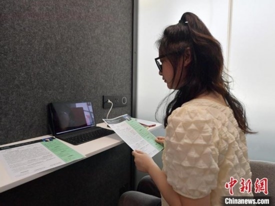 學(xué)生通過“云面試空間”進(jìn)行求職面試。劉棟 攝