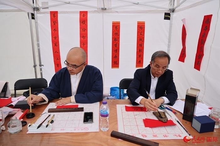 活動現(xiàn)場的中國書法展示。人民網(wǎng)記者 邢雪攝