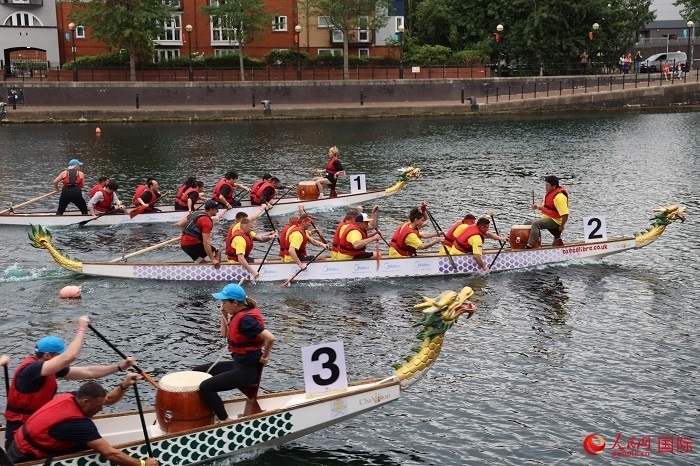 2023全英中華端午龍舟會比賽現(xiàn)場，幾支隊(duì)伍你追我趕。人民網(wǎng)記者 邢雪攝