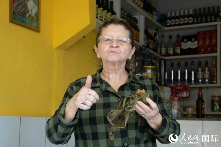 圣瑪塔社區(qū)居民品嘗粽子。王天聰攝