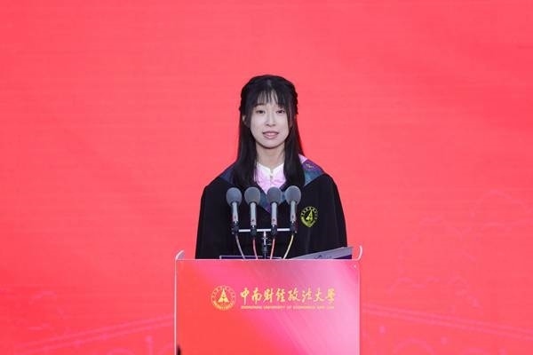 王若研在畢業(yè)典禮上發(fā)言。崔楨楨 攝