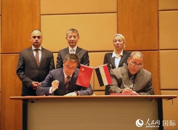 中國駐埃及使館公使張朝陽與埃環(huán)境事務(wù)署工程和項目管理局局長阿卜杜勒阿齊茲簽署交接證書。沈小曉攝