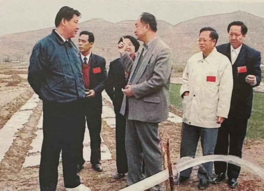 △1997年4月20日，習(xí)近平在寧夏固原市隆德縣調(diào)研。