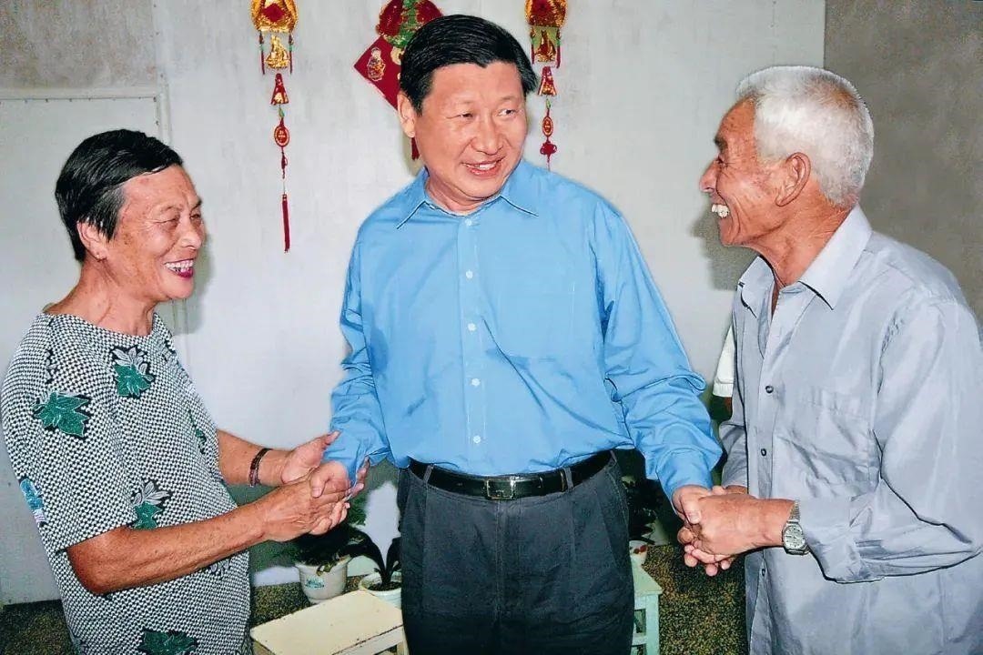 △2006年9月21日，習(xí)近平在浙江省舟山市普陀區(qū)東極鎮(zhèn)看望當?shù)貪O民。