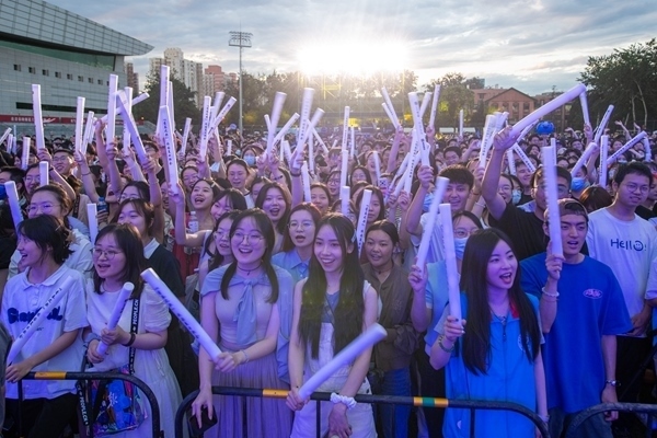 場下觀眾十分熱情。人民網(wǎng)記者 翁奇羽攝