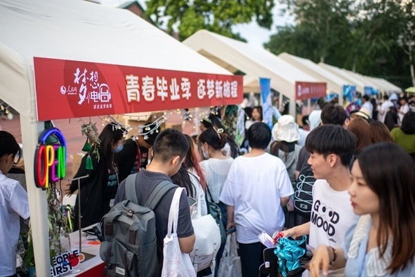 市集現(xiàn)場。人民網(wǎng)記者 翁奇羽攝