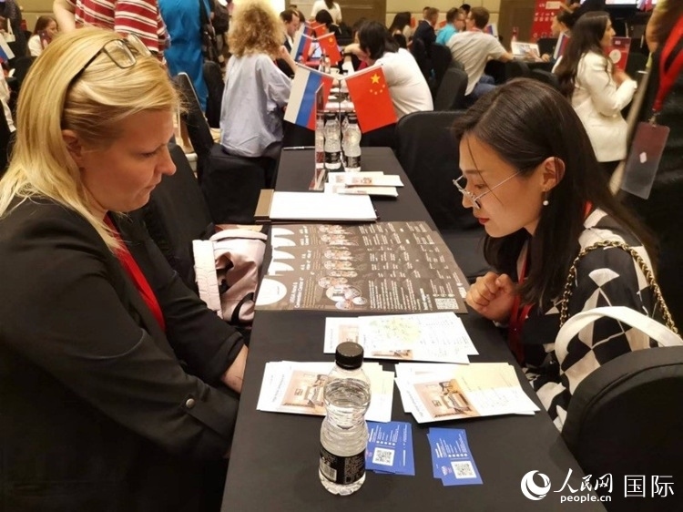 中俄旅游行業(yè)代表在北京路演活動(dòng)現(xiàn)場面對面溝通。人民網(wǎng)記者 楊倩攝