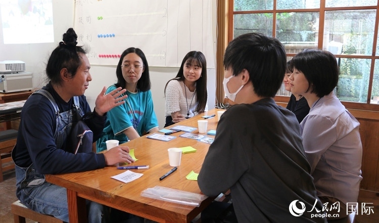 通過(guò)卡片游戲，模擬如何解決海洋垃圾問(wèn)題。人民網(wǎng) 許可攝