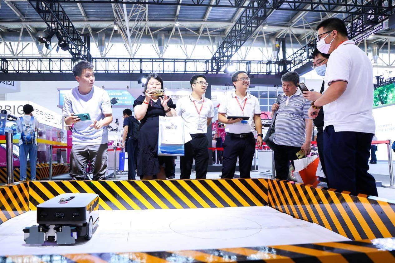 講解員向觀眾介紹智能劃線機(jī)器人。來源：受訪方供圖