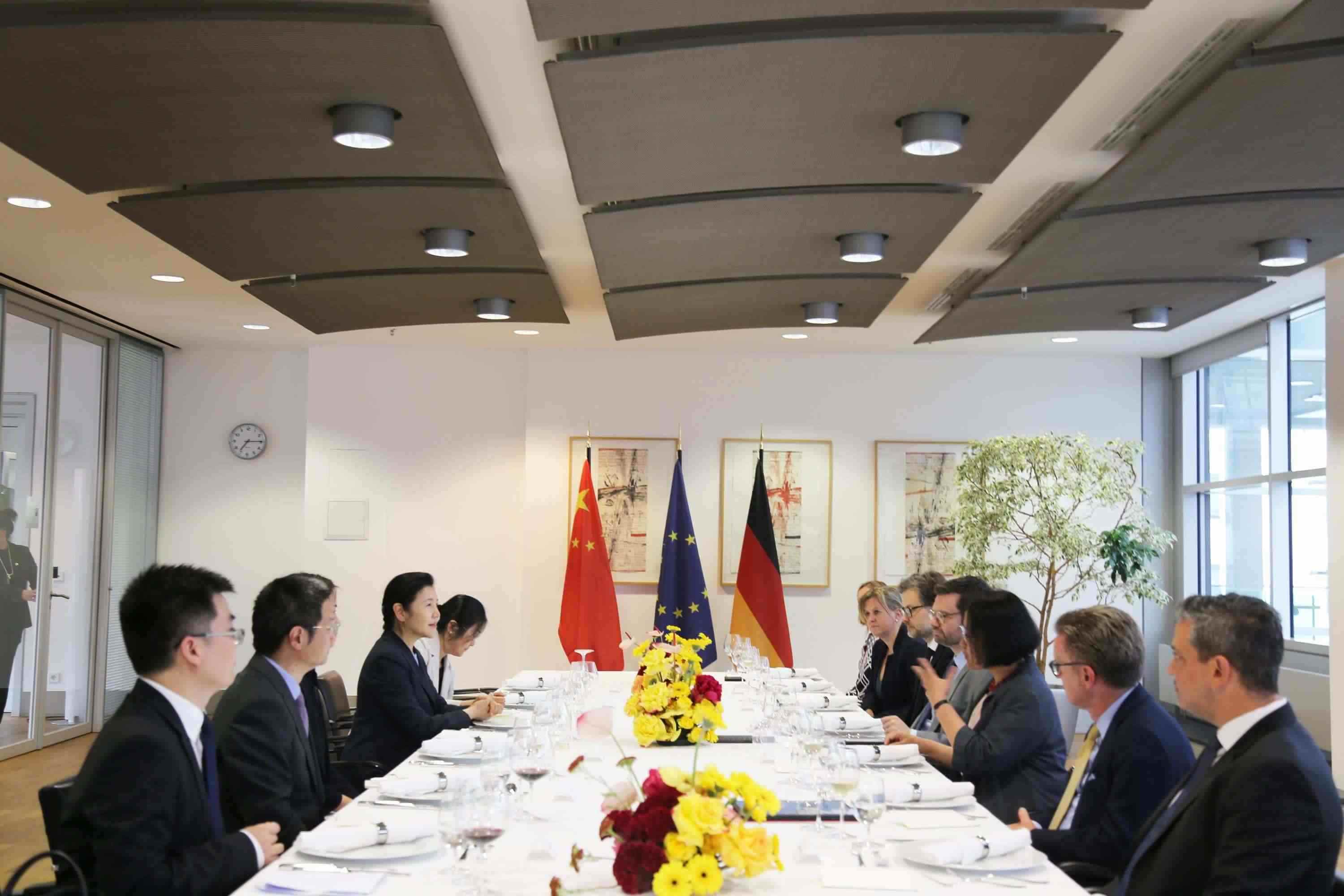 司法部長賀榮與德國聯(lián)邦司法部長布施曼舉行會談。