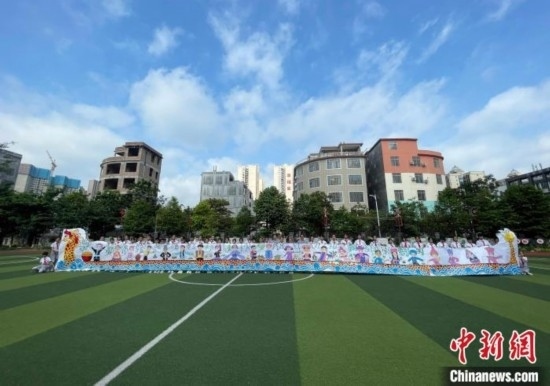 圖為學(xué)生們展示剛完成的長(zhǎng)卷。 興業(yè)縣融媒體中心供圖