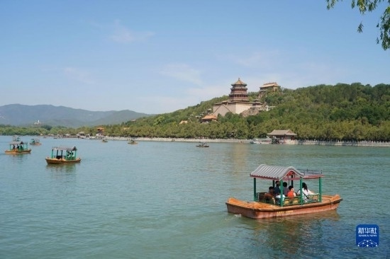 6月22日，游人在北京頤和園乘坐游船。新華社記者 任超 攝