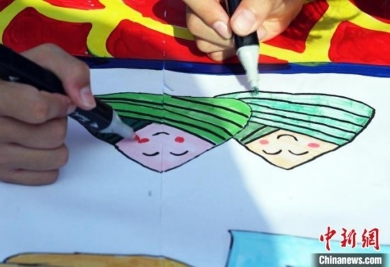 圖為長(zhǎng)卷繪畫(huà)現(xiàn)場(chǎng)。 興業(yè)縣融媒體中心供圖