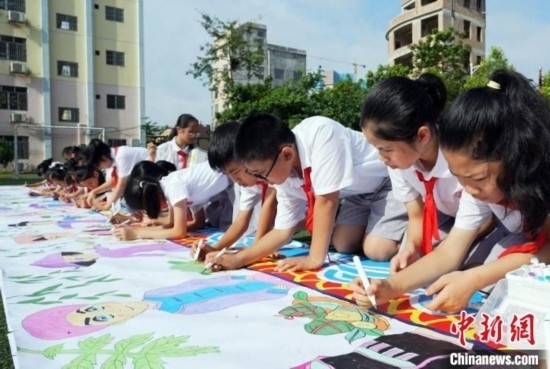 圖為學(xué)生們用手中畫(huà)筆在進(jìn)行創(chuàng)作。 興業(yè)縣融媒體中心供圖