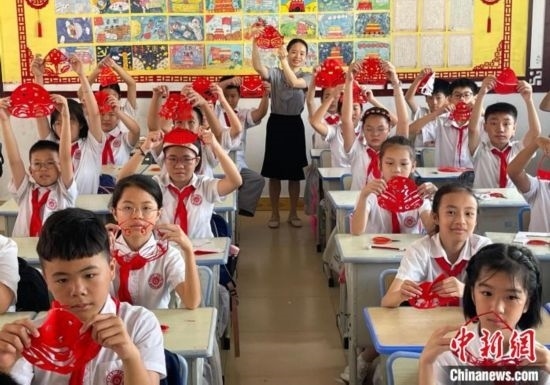 圖為學(xué)生們展示剪紙作品。 興業(yè)縣融媒體中心供圖