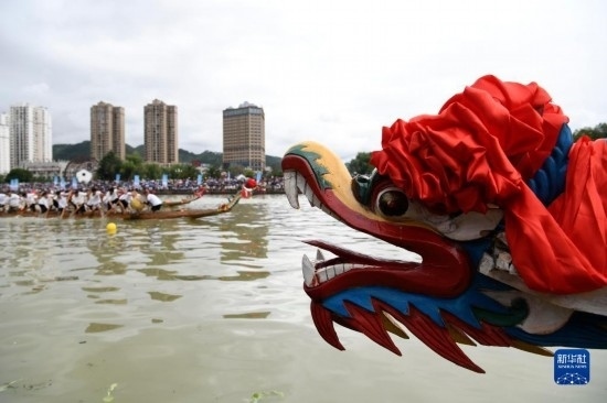 6月23日，在貴州省黔東南苗族侗族自治州施秉縣舉行的獨(dú)木龍舟節(jié)上，獨(dú)木龍舟進(jìn)行比賽。