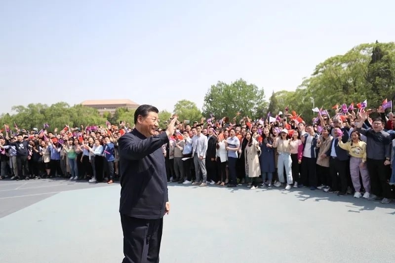 2021年4月19日，在清華大學(xué)建校110周年校慶日即將來(lái)臨之際，習(xí)近平來(lái)到清華大學(xué)考察。圖為習(xí)近平離開學(xué)校時(shí)，同師生們揮手致意。新華社記者 鞠鵬 攝