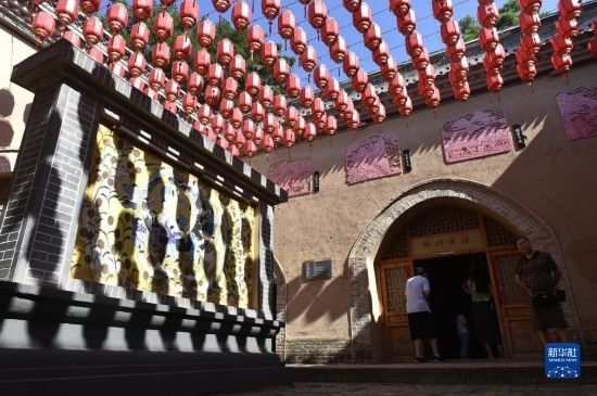 6月23日，游人在三門峽市陜州地坑院景區(qū)內(nèi)游覽。