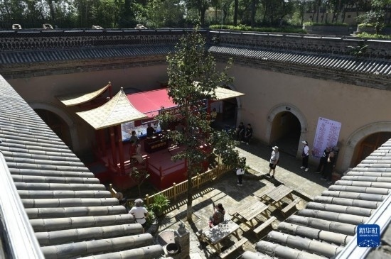 6月23日，游人在三門峽市陜州地坑院景區(qū)內(nèi)游覽。