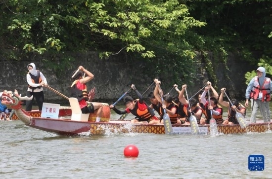6月23日，在江蘇省宜興市舉行的龍舟競渡賽中，參賽選手們奮力拼搏。
