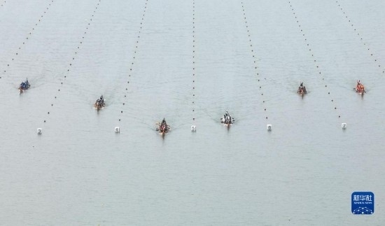 6月23日，在江蘇省泰州市水上運(yùn)動訓(xùn)練基地，人們參加龍舟比賽（無人機(jī)照片）。