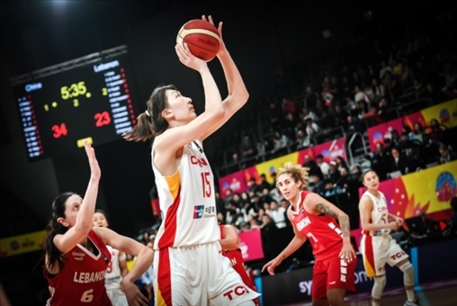 中國女籃隊員韓旭籃下進攻。圖片來源：國際籃聯(lián)