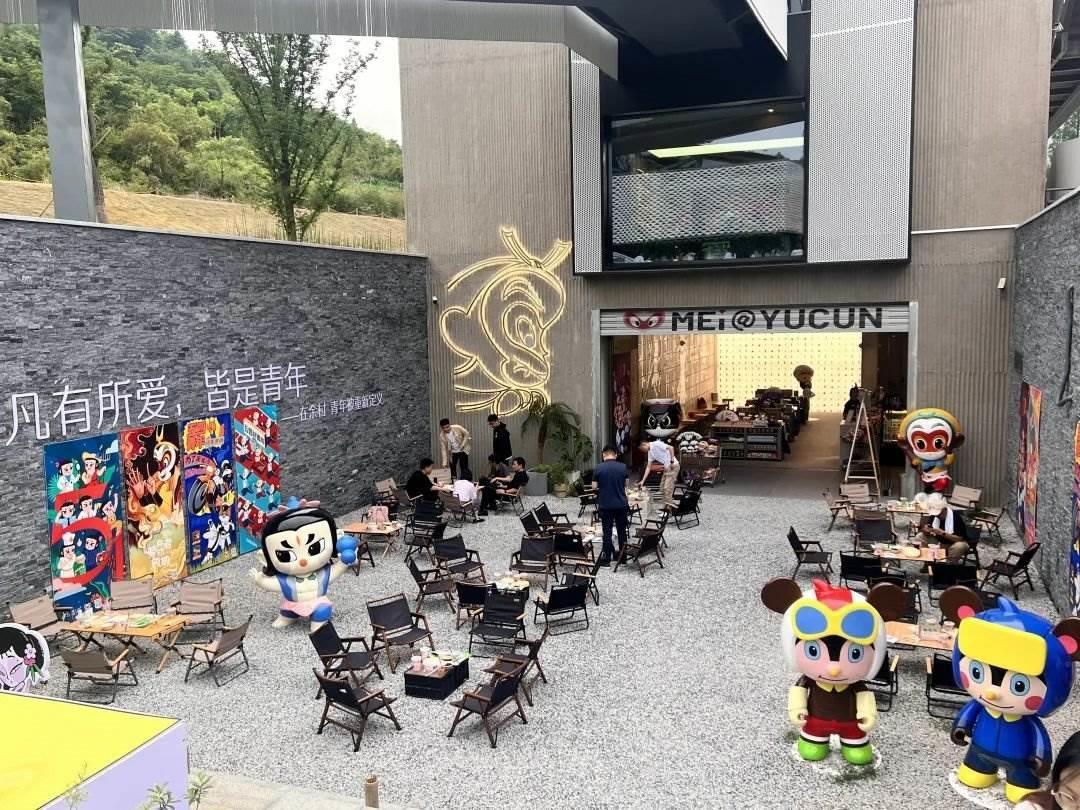 在浙江省湖州市安吉縣天荒坪鎮(zhèn)余村拍攝的國漫主題咖啡店。銳聆 攝