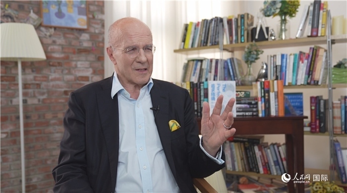 西蒙·溫切斯特接受人民網(wǎng)采訪。人民網(wǎng)記者 劉寧攝