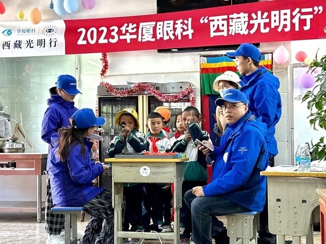 華廈眼科醫(yī)務(wù)人員對(duì)當(dāng)?shù)厣倌陜和M(jìn)行近視、弱視、斜視篩查。人民網(wǎng)記者 李棟攝