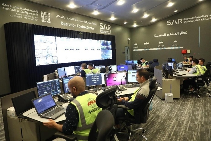 中外工作人員在控制室工作。中國鐵建供圖