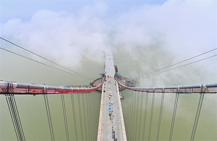 從270米高塔俯瞰深中通道伶仃洋大橋施工現(xiàn)場(chǎng)。（中交集團(tuán)供圖）