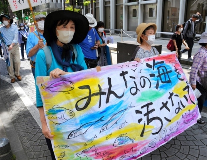 2023年6月20日，日本民眾在福島縣政府周圍舉行抗議活動，強烈反對核污水排海計劃，呼吁保護漁業(yè)資源。圖片來源：《朝日新聞》