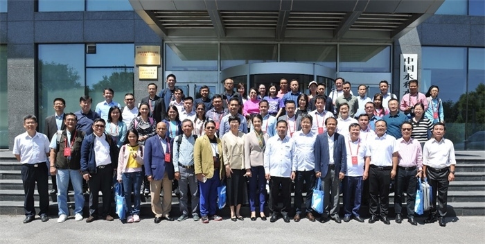 由瀾湄六國(guó)有關(guān)部門及主流媒體等組成的采訪團(tuán)與中方代表在瀾湄水資源合作中心門口合影。（瀾湄水資源合作中心供圖）