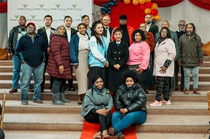PMG礦業(yè)公司股東和管理團(tuán)隊(duì)和演講嘉賓合影。（圖片來(lái)源：廣西大錳南非PMG礦業(yè)有限公司）