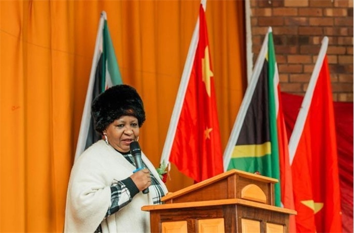 Magdeline Mokwena女士致辭。（圖片來(lái)源：廣西大錳南非PMG礦業(yè)有限公司）