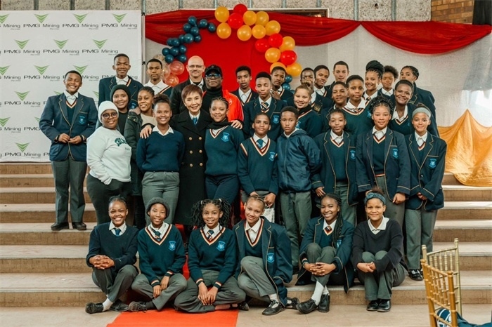 Blinkklip高中的學(xué)生們。（圖片來(lái)源：廣西大錳南非PMG礦業(yè)有限公司）