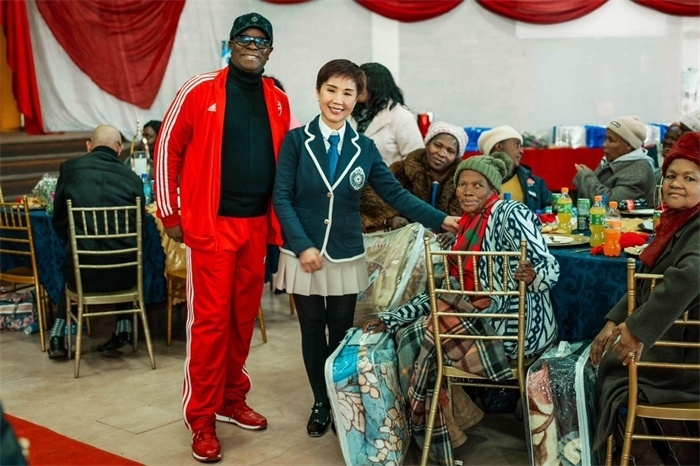 Micheal Mohala中將、黃琳與社區(qū)老人合影。（圖片來(lái)源：廣西大錳南非PMG礦業(yè)有限公司）